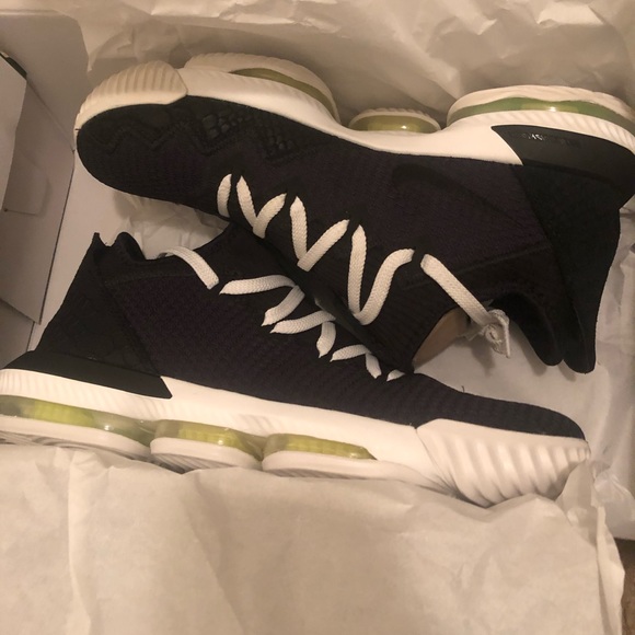 LeBron 16 Low Python Glow (Deadstock pair) - Picture 2 of 6